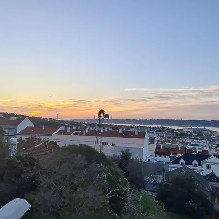 Joli 2 Avec Vue Sur Le Tage A Lägenhet Algés